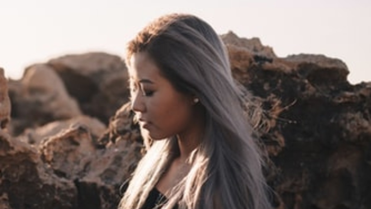 El color de pelo que arrasa entre las mujeres a partir de los 40: la transici&oacute;n perfecta hacia las canas