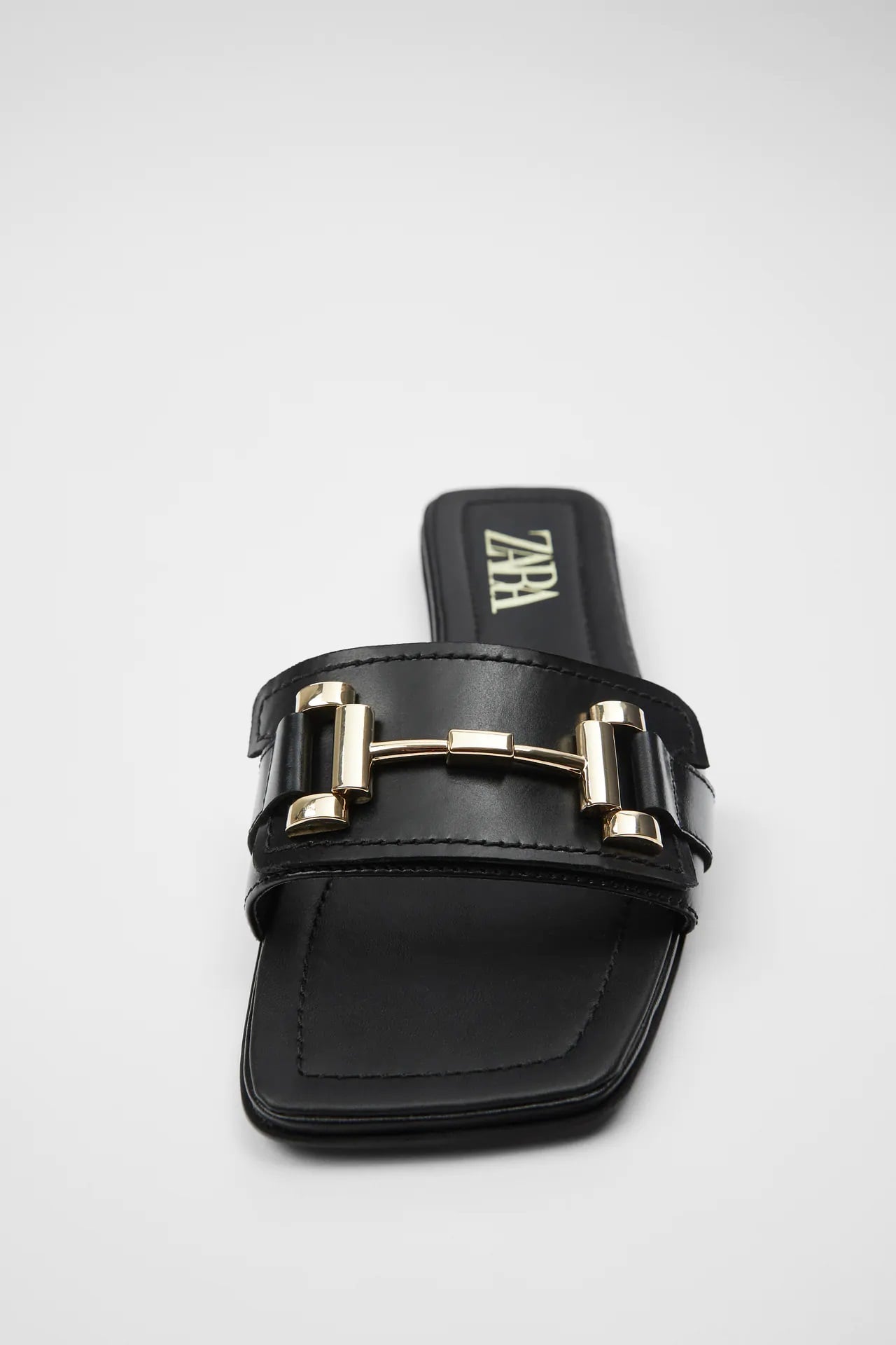 Estas son las sandalias planas de Zara más buscadas, de piel, cómodas y con estilo por 15,99 euros