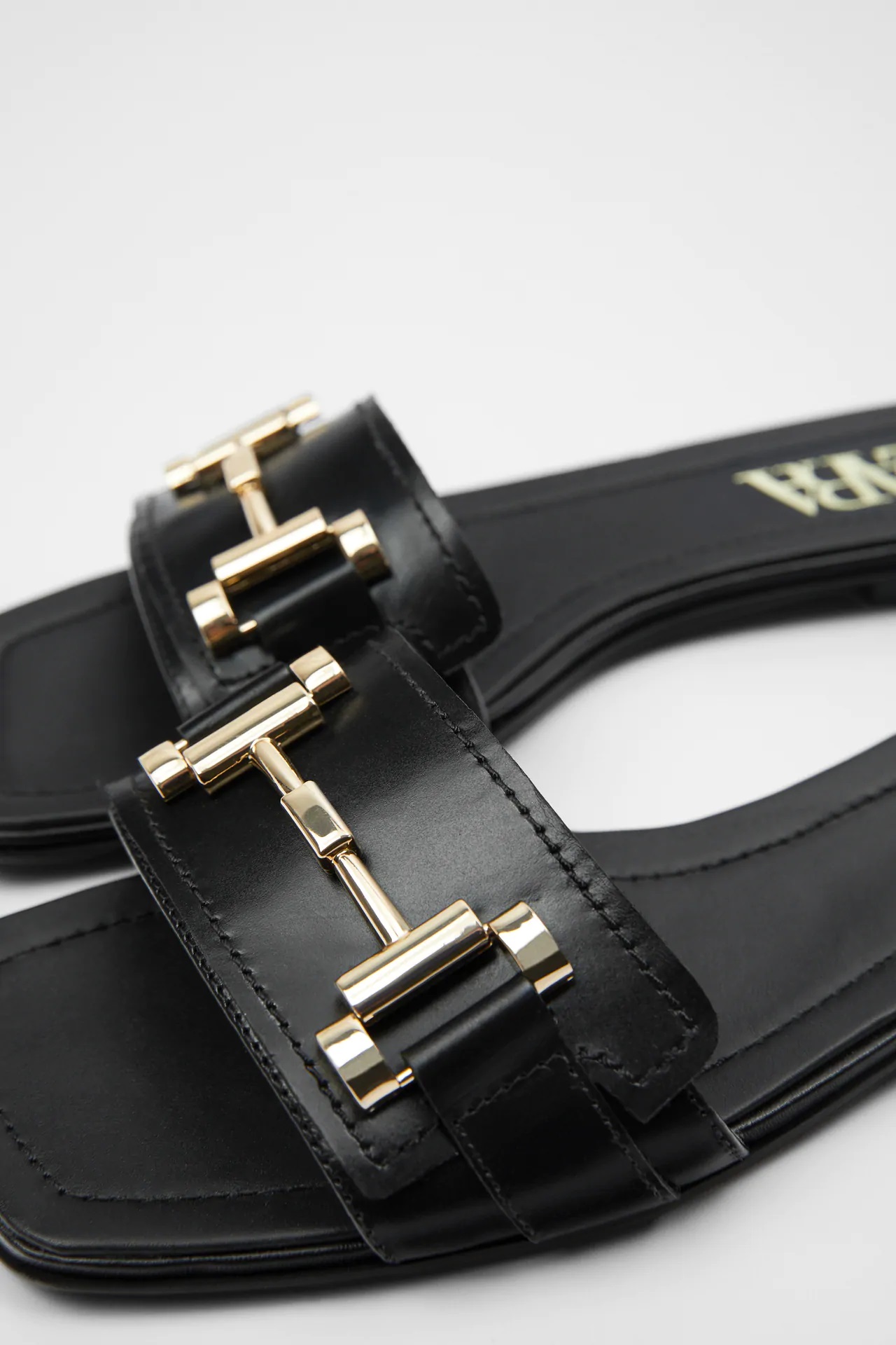 Estas son las sandalias planas de Zara más buscadas, de piel, cómodas y con estilo por 15,99 euros