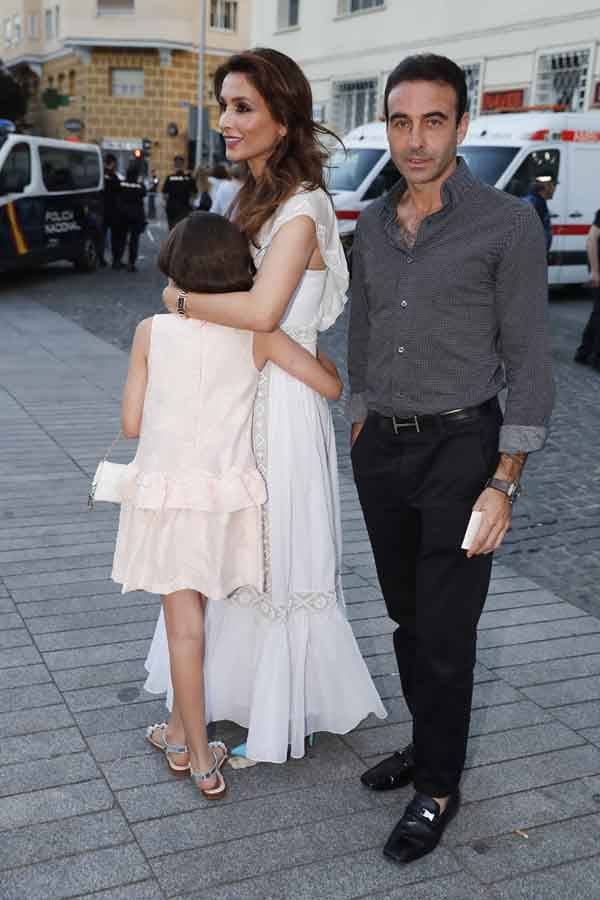 Paloma Cuevas y Enrique Ponce con una de sus hijas en una imagen de archivo / GTRES