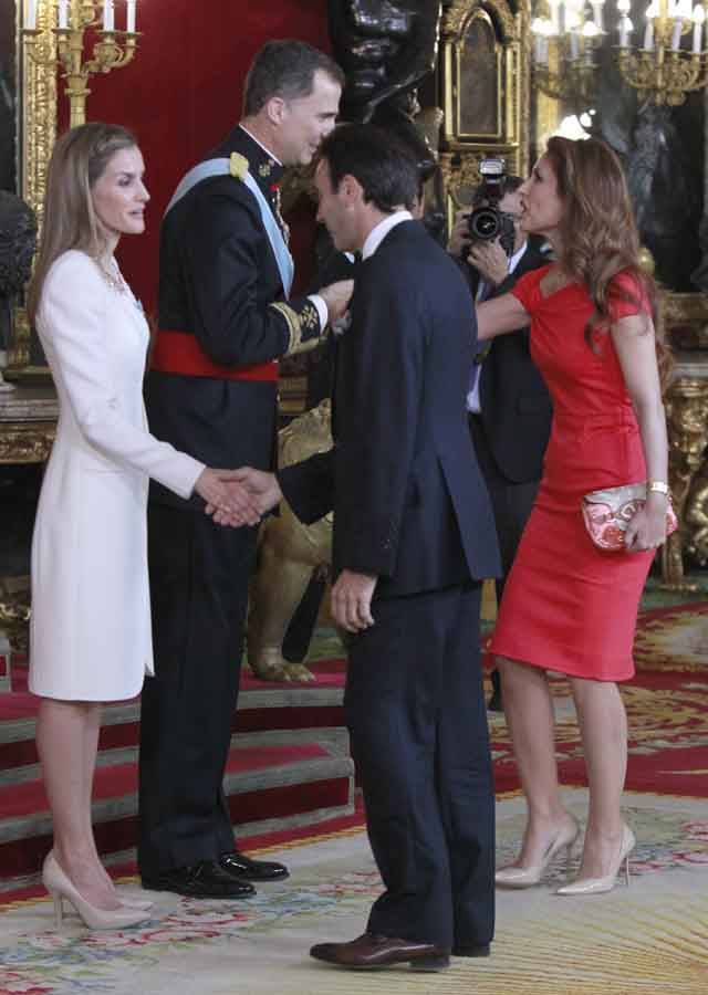 Paloma Cuevas y Enrique Ponce en una audiencia con los reyes don Felipe y doña Letizia / GTRES