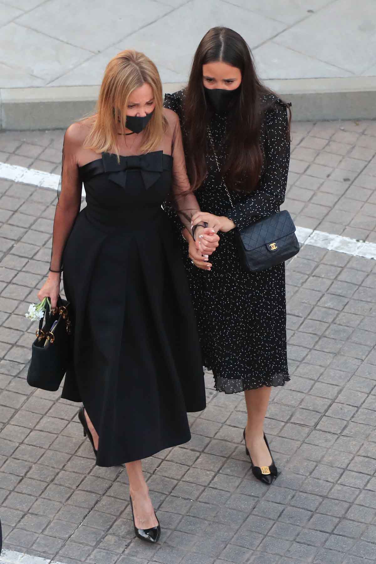 Ana Obreg&oacute;n junto a Carolina Monje, novia de &Aacute;lex Lequio, en el d&iacute;a del funeral del joven / GTRES
