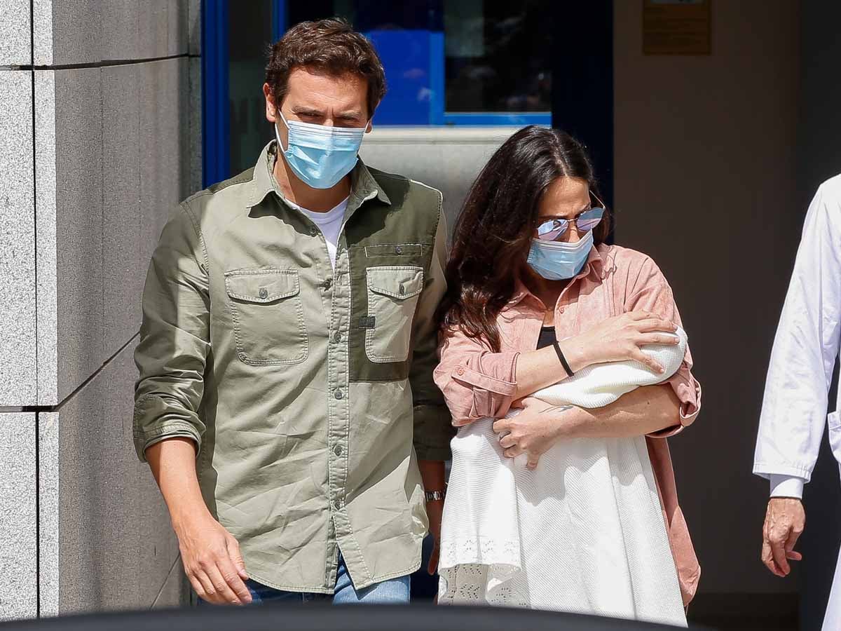 Malú y Albert Rivera a la salida del hospital tras el nacimiento de la pequeña Lucía / GTRES