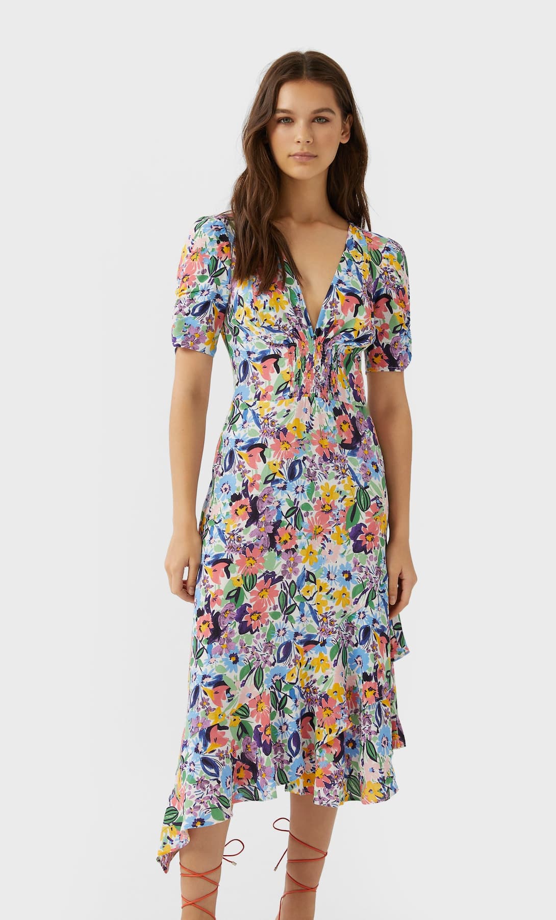 Este vestido midi de Stradivarius es una obra de arte que adelgaza y estiliza al momento