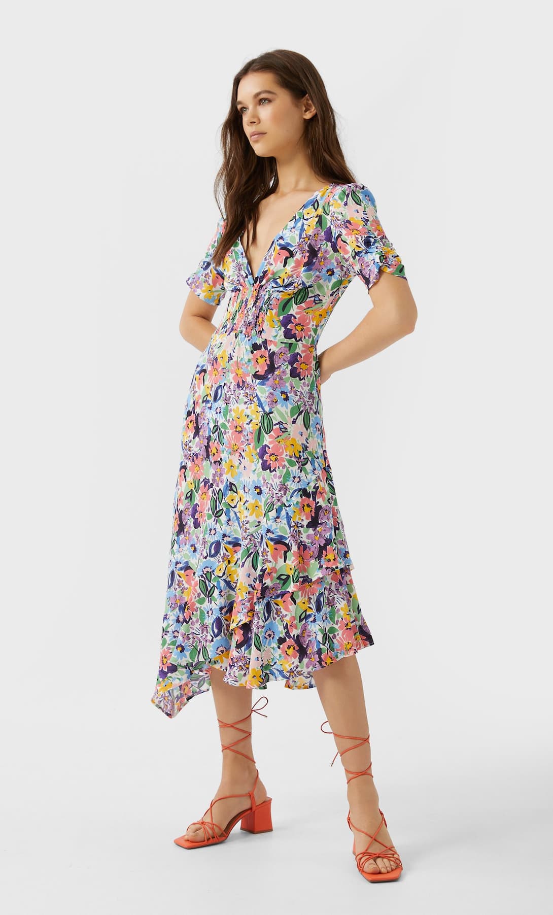 Este vestido midi de Stradivarius es una obra de arte que adelgaza y estiliza al momento