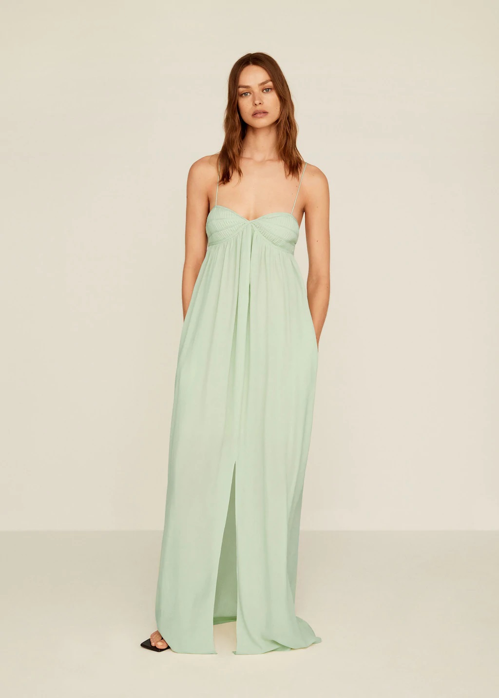Mery Turiel tiene el vestido largo de Mango rebajado digno de una diosa griega que resalta el bronceado