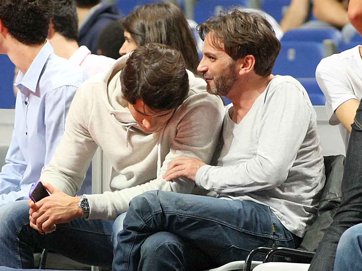 Fernando Tejero y Pablo Castellano disfrutando de un partido de baloncesto en 2013 / GTRES