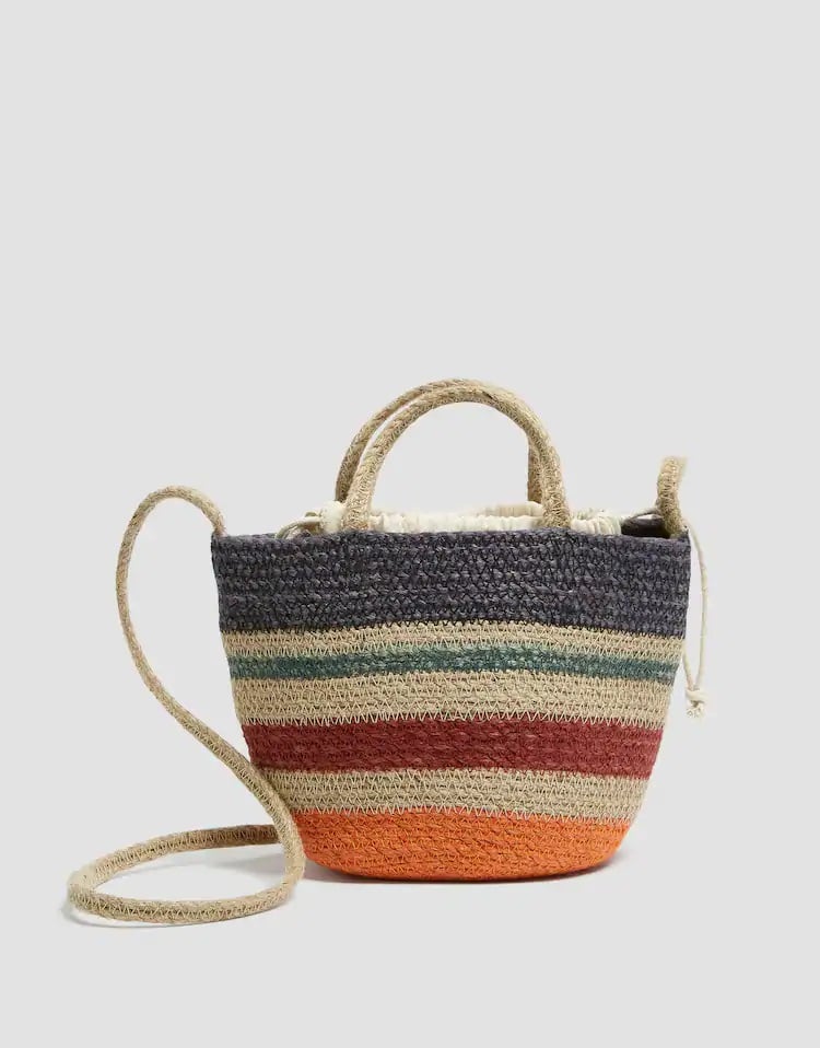 El capazo ideal para alegrar este verano es de Pull&Bear y est&aacute; de oferta