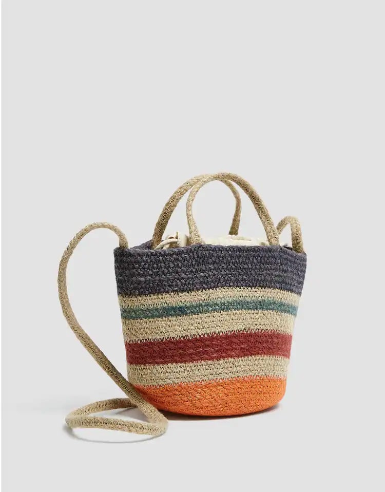 El capazo ideal para alegrar este verano es de Pull&Bear y est&aacute; de oferta