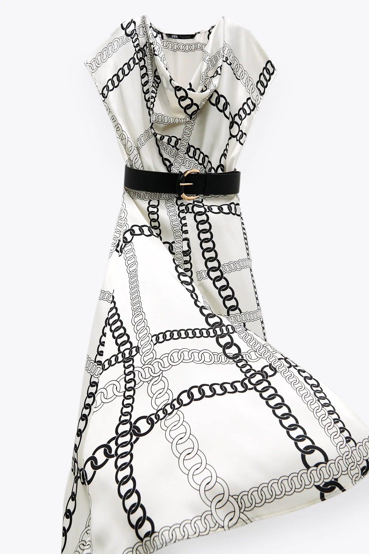 De la pasarela a la calle, este es el vestido midi de Zara que se inspira en el estampado de Versace