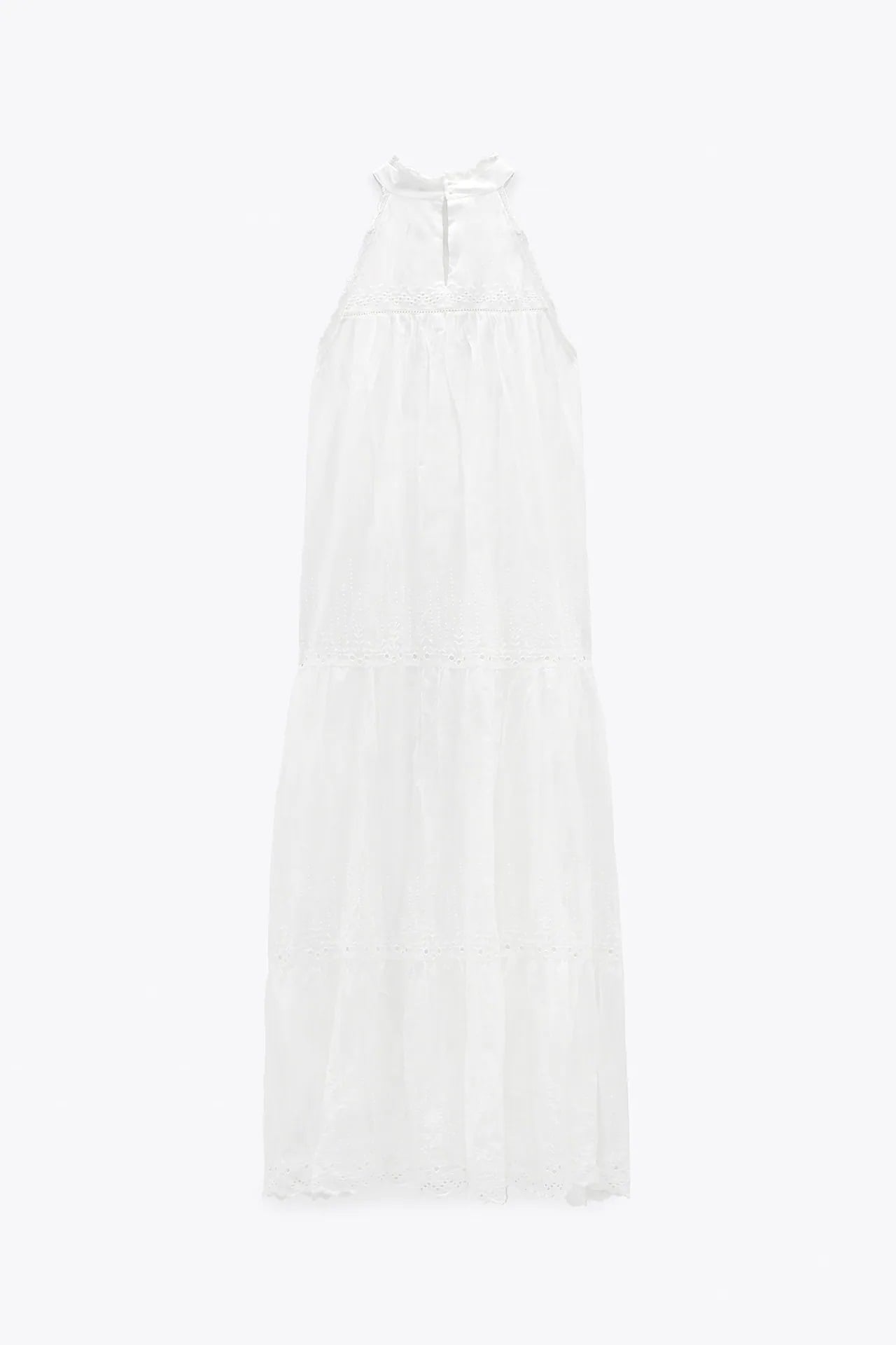 El vestido blanco de Zara que luce Amelia Bono es perfecto para las vacaciones de verano