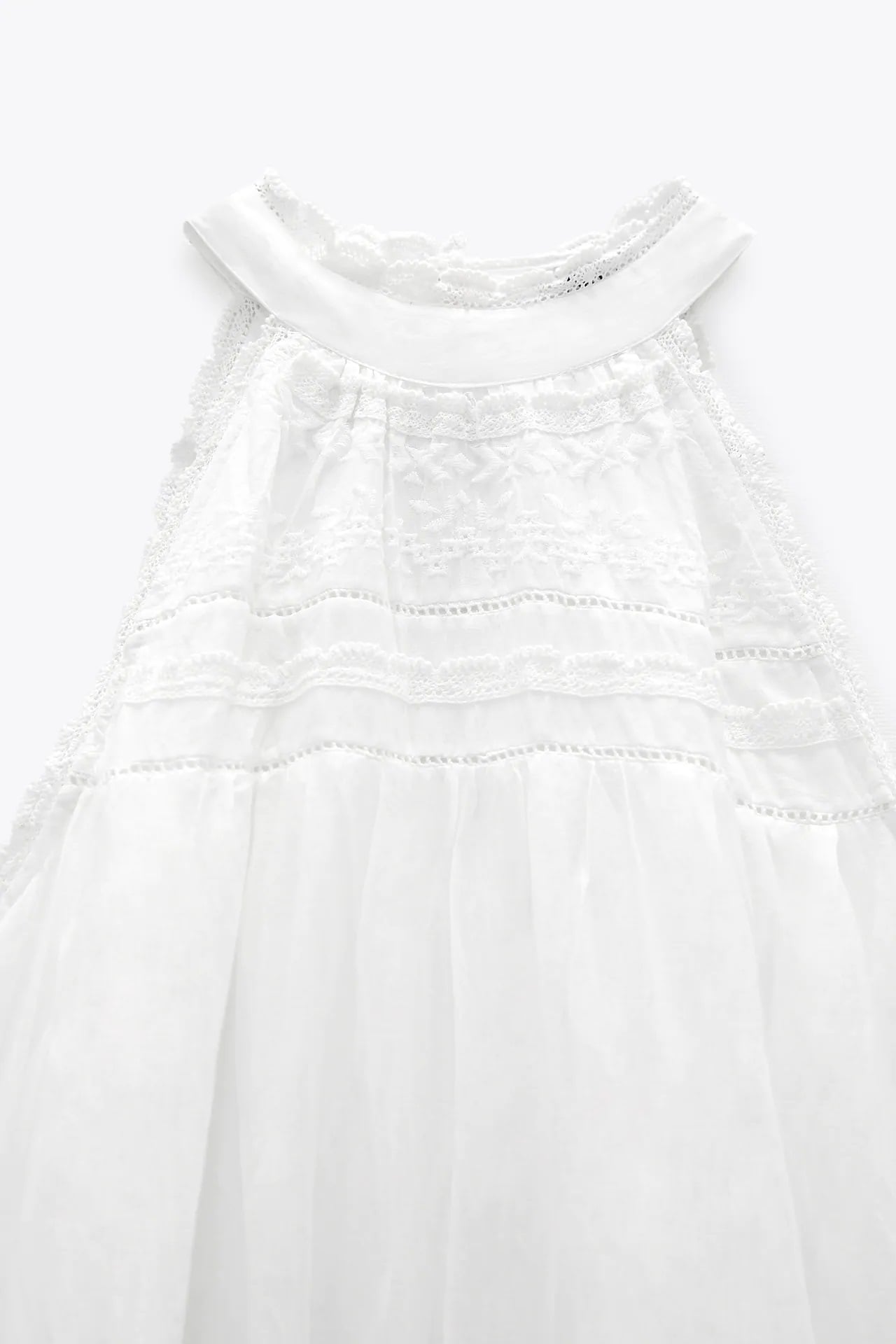 El vestido blanco de Zara que luce Amelia Bono es perfecto para las vacaciones de verano