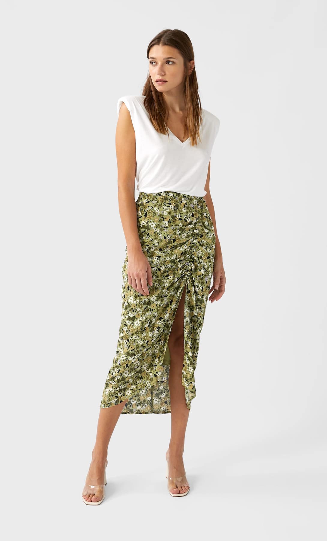 Stradivarius tiene la falda midi m&aacute;s buscada del verano, con fruncido y abertura lateral