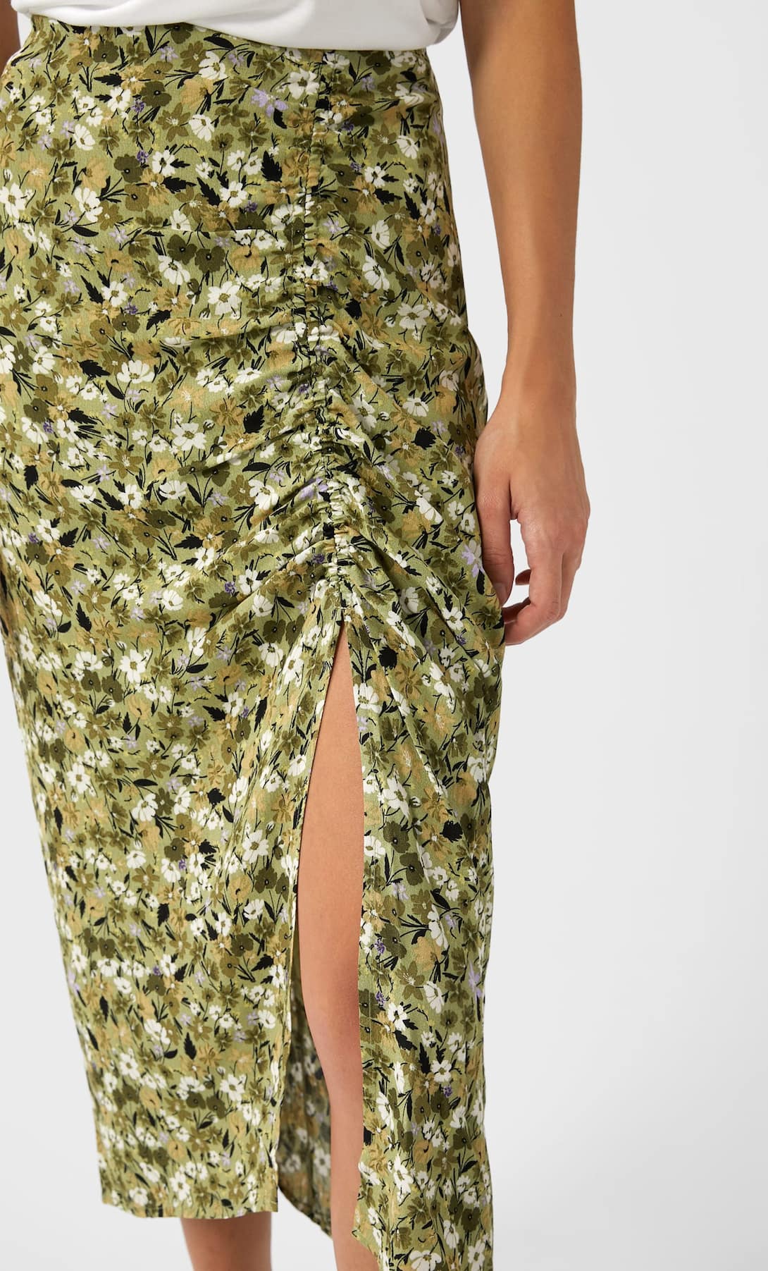 Stradivarius tiene la falda midi m&aacute;s buscada del verano, con fruncido y abertura lateral