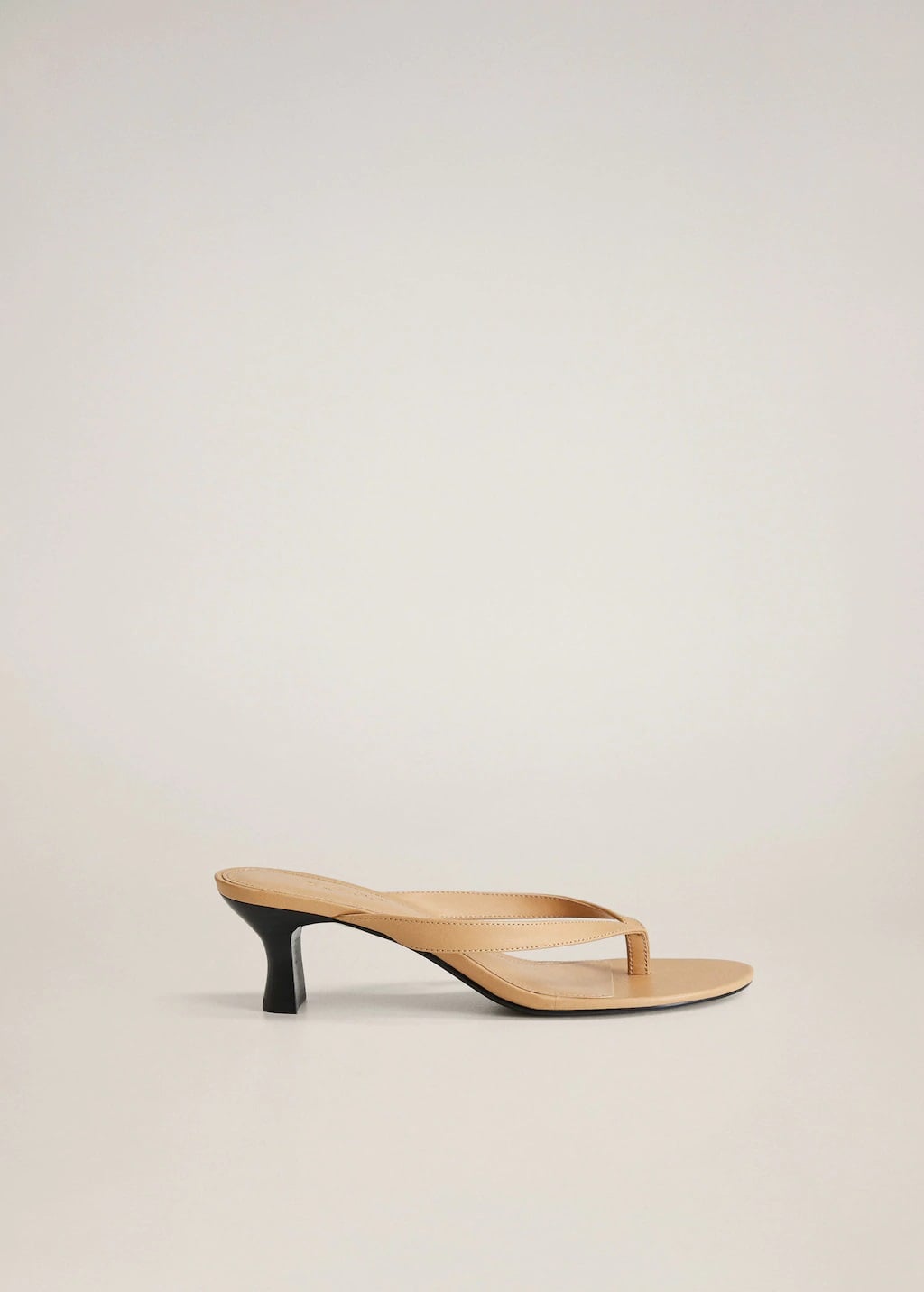 Estas son las sandalias &lsquo;thong&rsquo; de Mango, una evoluci&oacute;n con tac&oacute;n de las chanclas 