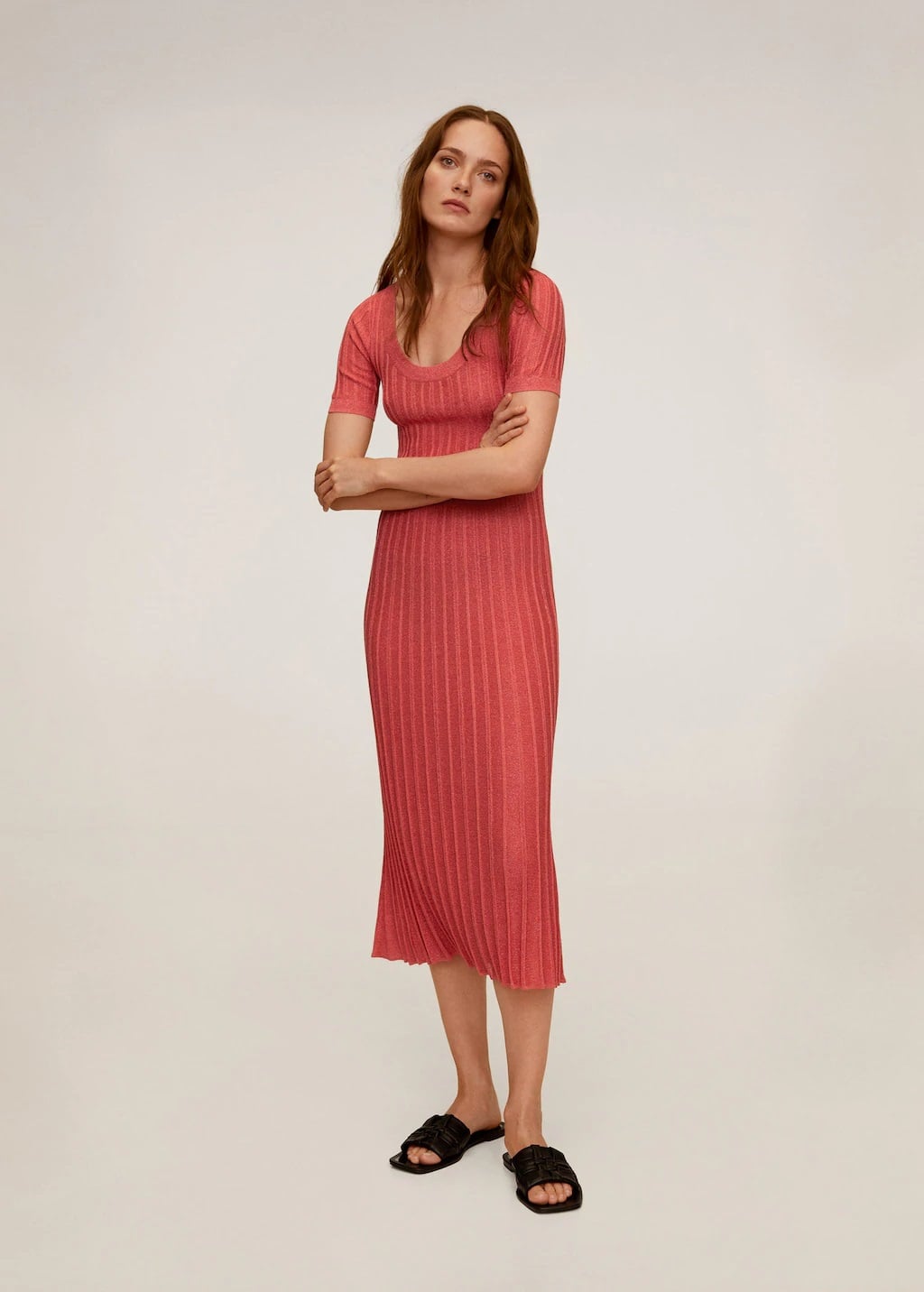 Ana de Armas se rinde ante un vestido de punto midi que no puede faltar en tu armario