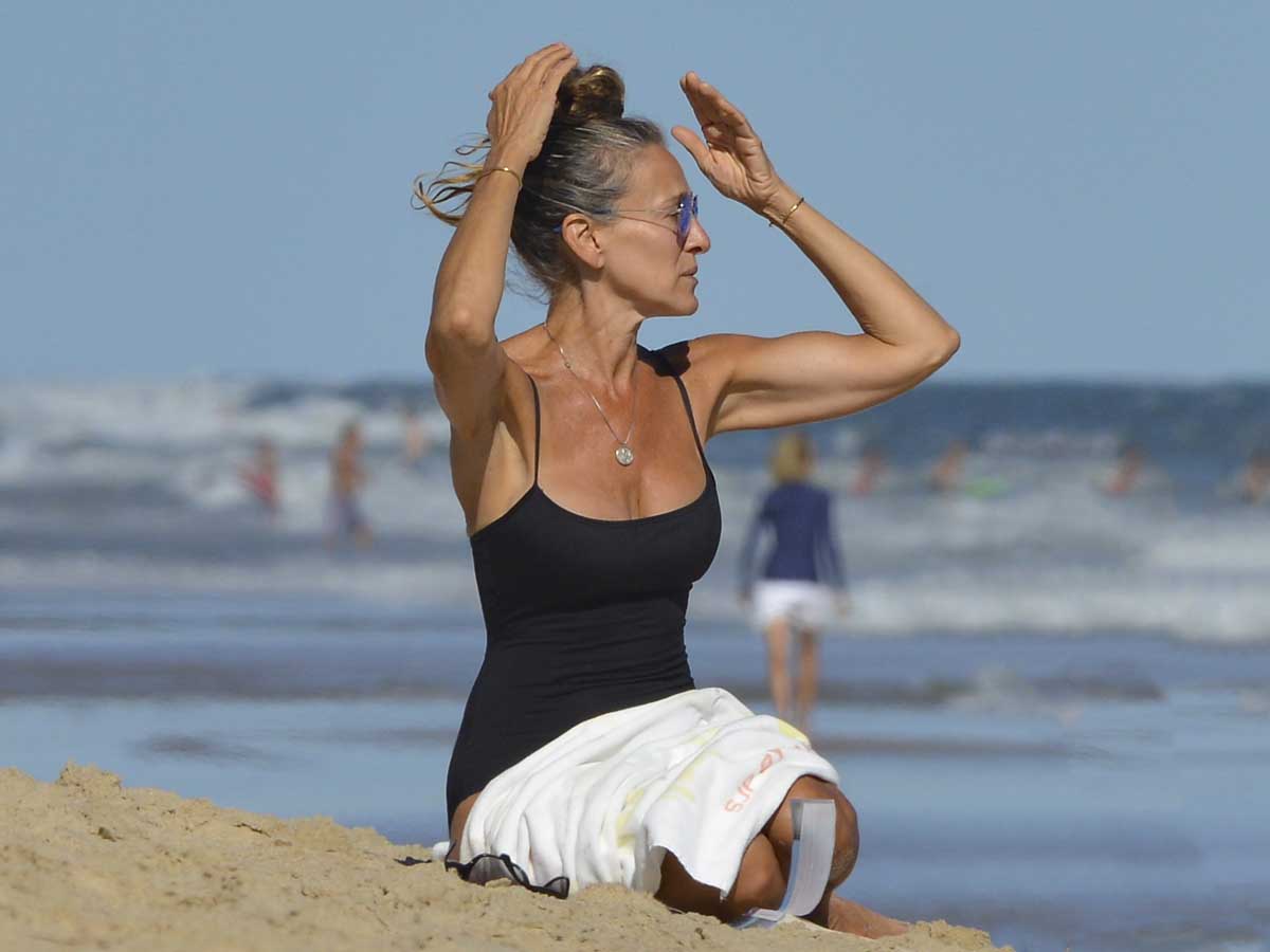 Sarah Jessica Parker ha convertido sus ratitos sola en la playa en una rutina de lo m&aacute;s relajante / GTRES