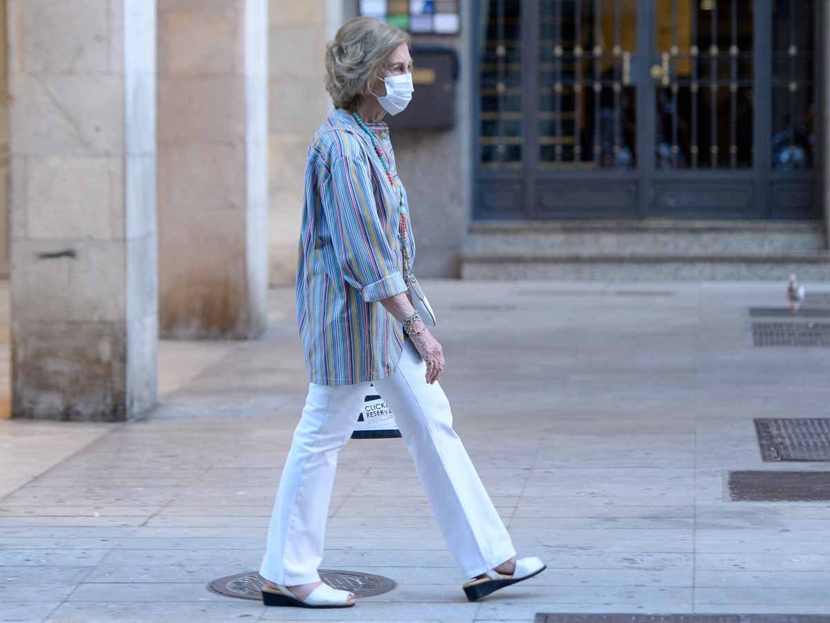 La reina Sof&iacute;a ha reaparecido en Palma de Mallorca tras la salida del pa&iacute;s de su marido, el rey Juan Carlos I / GTRES