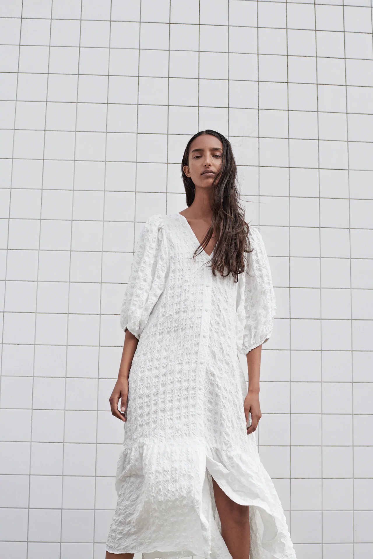 Este es el vestido blanco de Zara que todo el mundo quiere tener en su armario