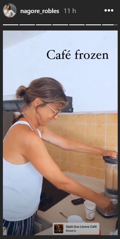 Sandra Barneda preparando un café congelado en una 'storie' de su chica, Nagore Robles / Instagram
