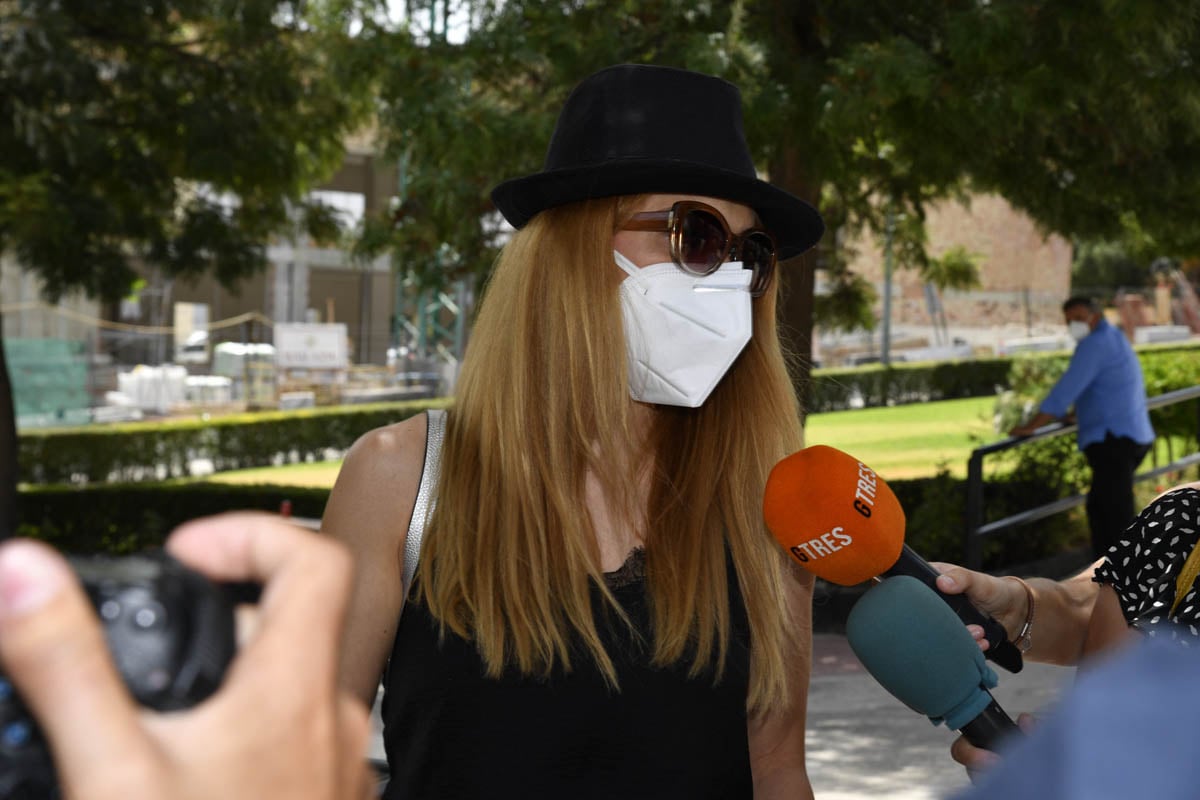 Beatriz Trapote fue de las pocas personas que atendió a la prensa tras la muerte de su suegro, Humberto Janeiro / GTRES