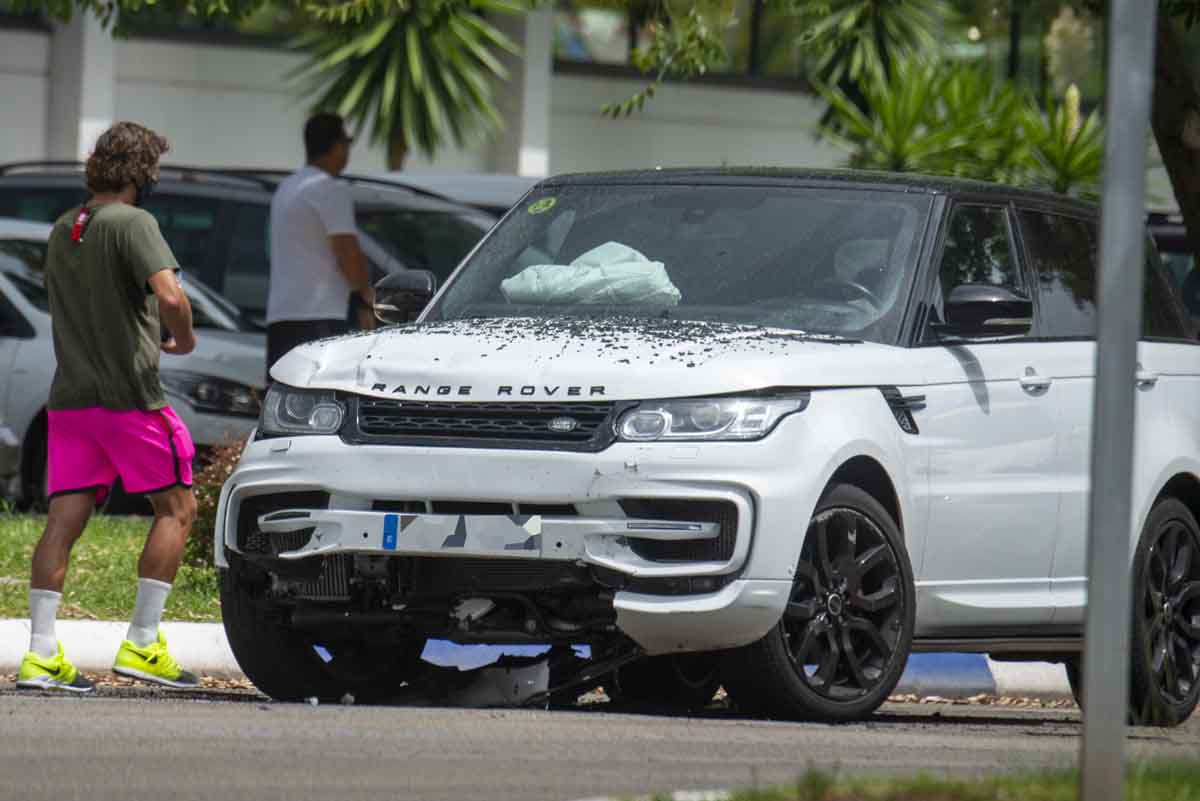 El morro del coche del tenista qued&oacute; visiblemente da&ntilde;ado tras chocar contra una furgoneta / GTRES