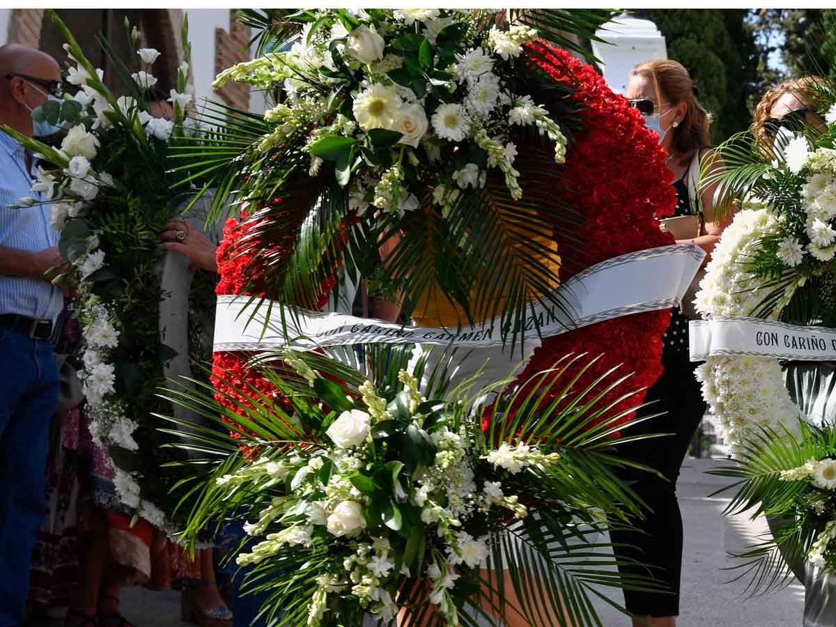 Carmen Bazán mandó una enorme corona de flores rojas al entierro de su exmarido, Humberto Janeiro, pero ella no hizo acto de presencia / GTRES