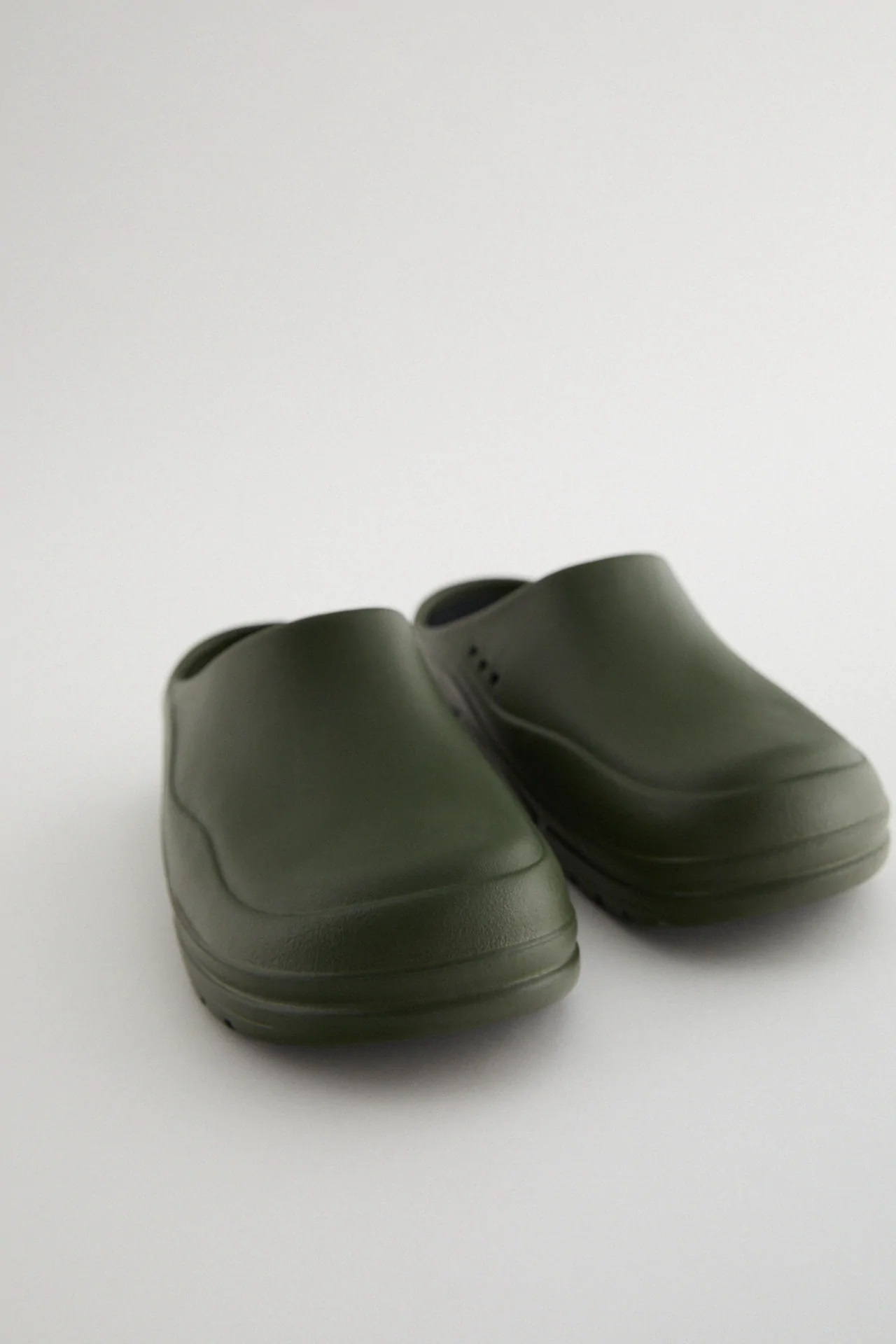 Zara prepara para las tardes de oto&ntilde;o unos crocs propios para ir c&oacute;moda