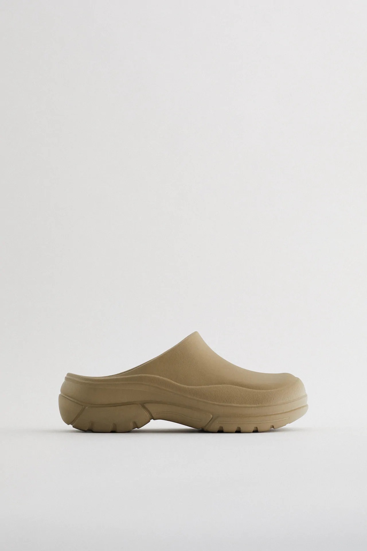 Zara prepara para las tardes de oto&ntilde;o unos crocs propios para ir c&oacute;moda