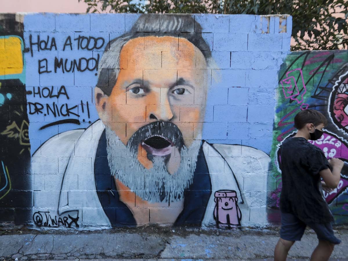 Un graffitti burl&aacute;ndose de Miguel Bos&eacute; que ha aparecido en Valencia / GTRES