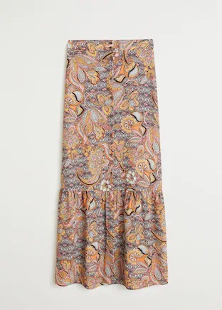 Mango tiene de rebajas las faldas largas boho que Ana de Armas ha convertido en un b&aacute;sico