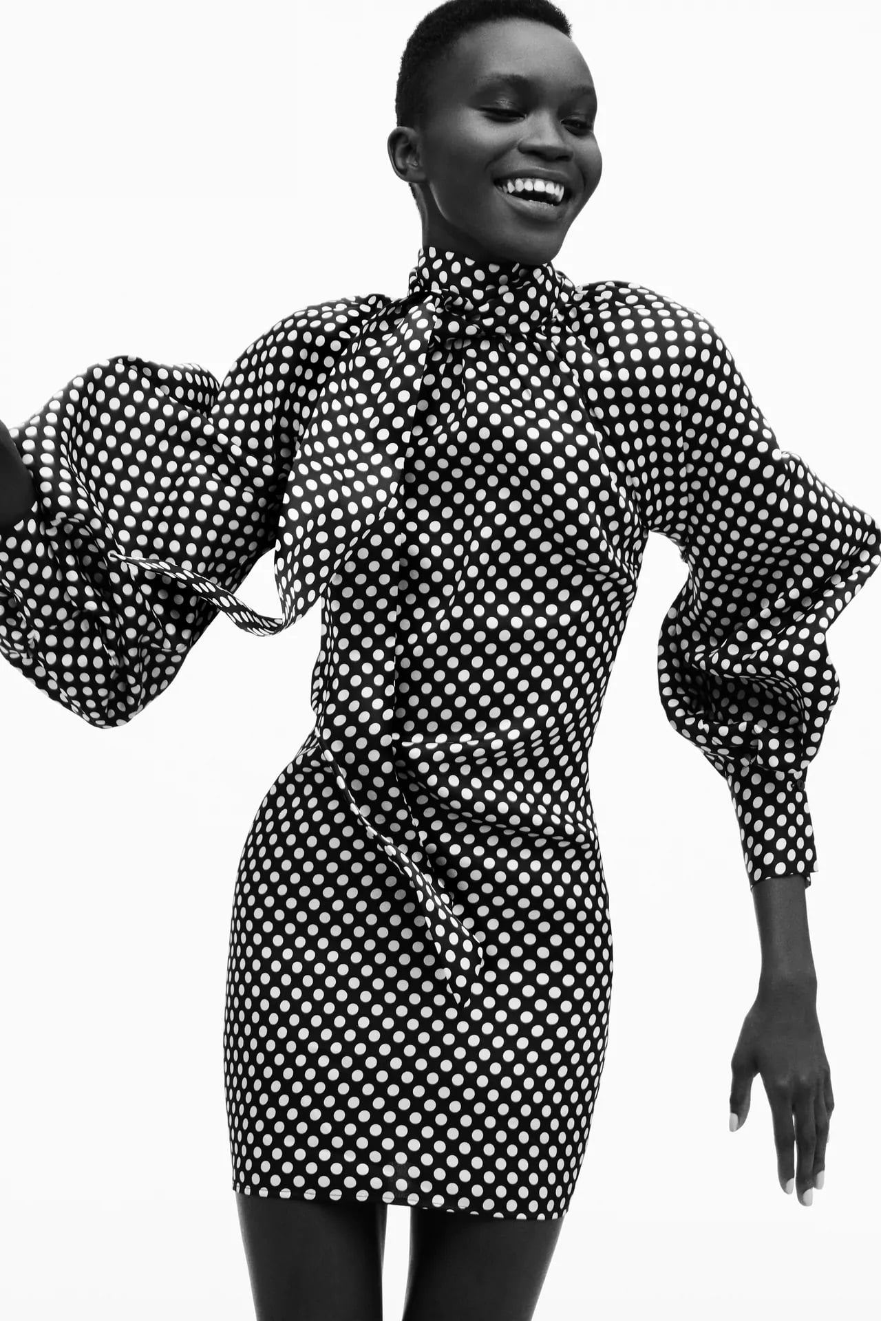 Este es el vestido de Zara de lunares que ser&aacute; viral este oto&ntilde;o con aires retro y muy elegante