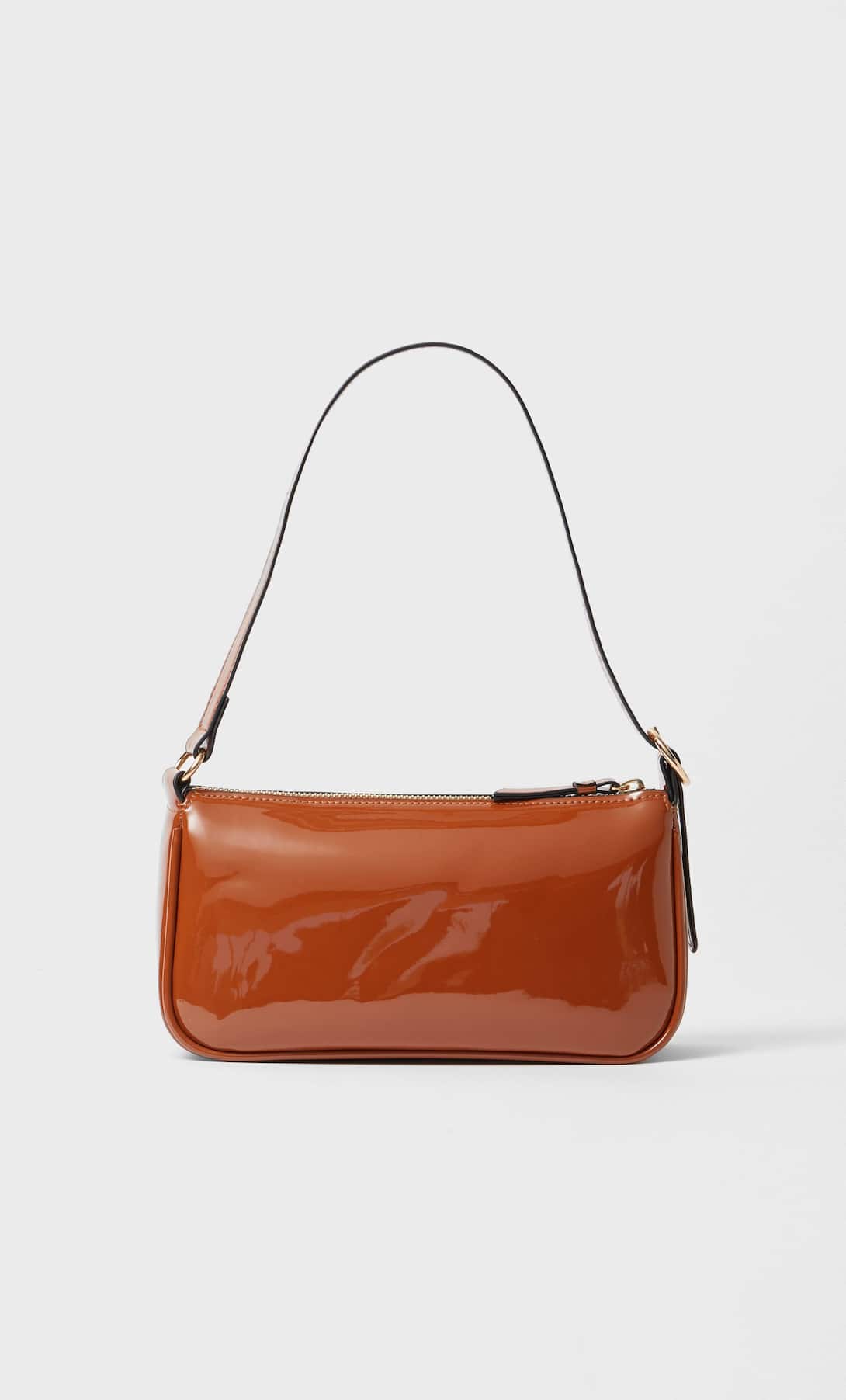 Este es el bolso baguette de Stradivarius que vuelve de los a&ntilde;os 90 para quedarse