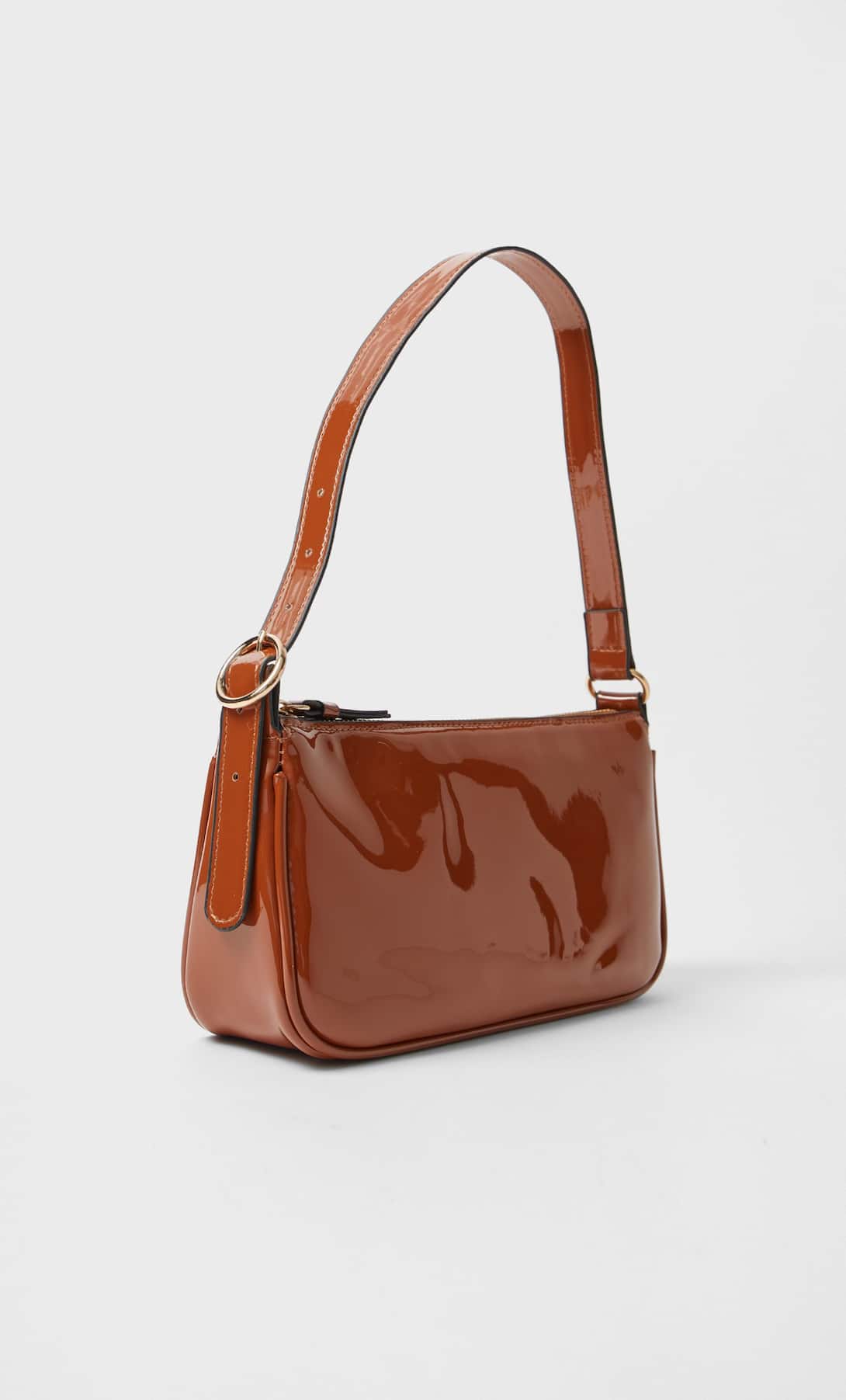 Este es el bolso baguette de Stradivarius que vuelve de los a&ntilde;os 90 para quedarse