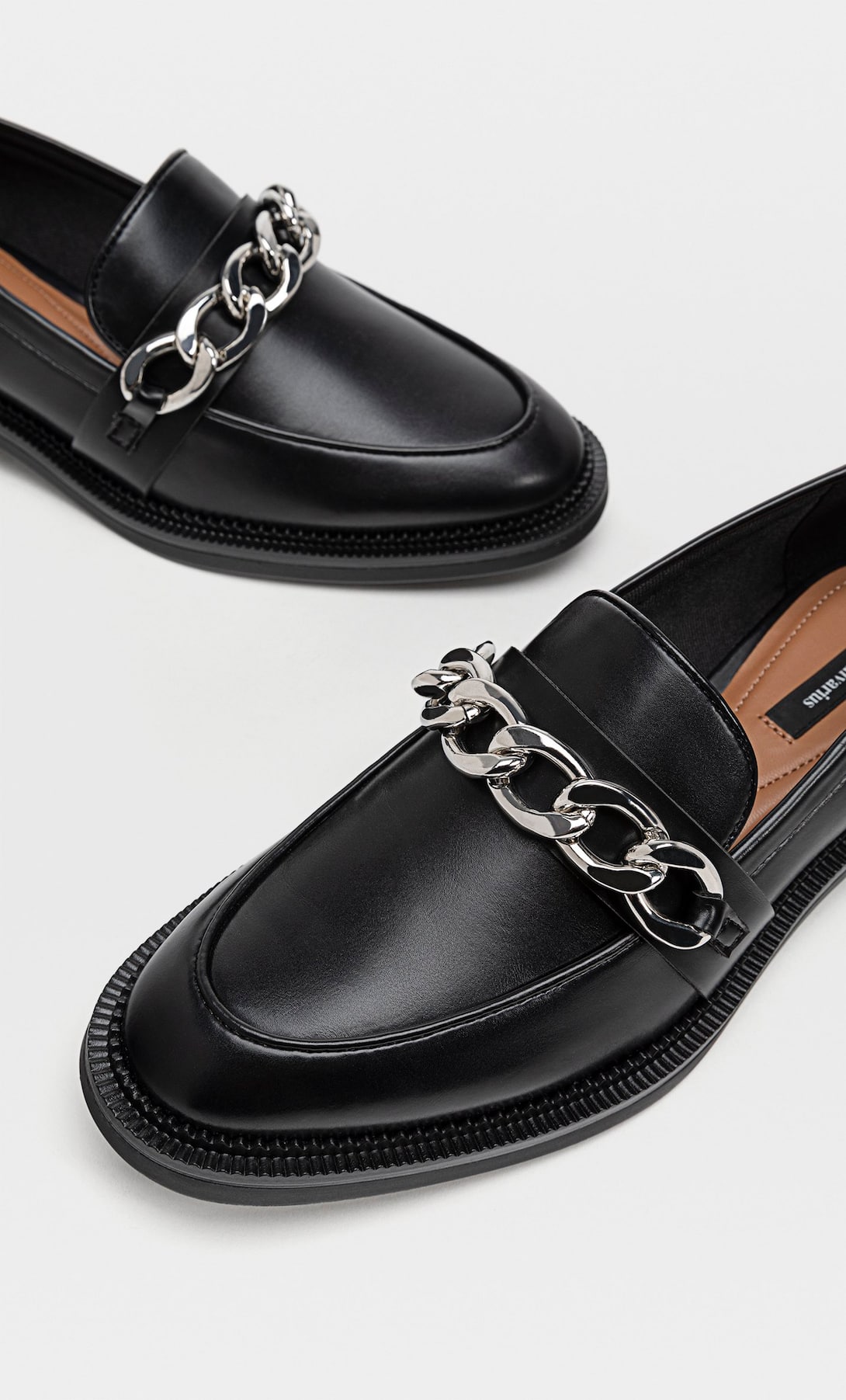 Estos son los mocasines con cadena inspirados en Gucci que vende Stradivarius