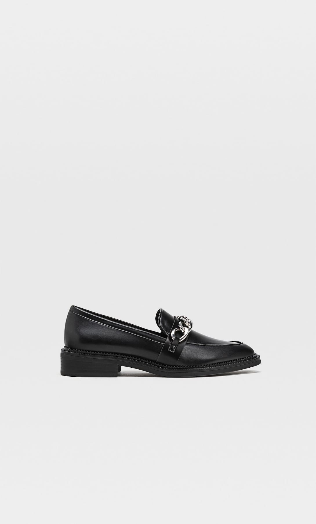 Estos son los mocasines con cadena inspirados en Gucci que vende Stradivarius