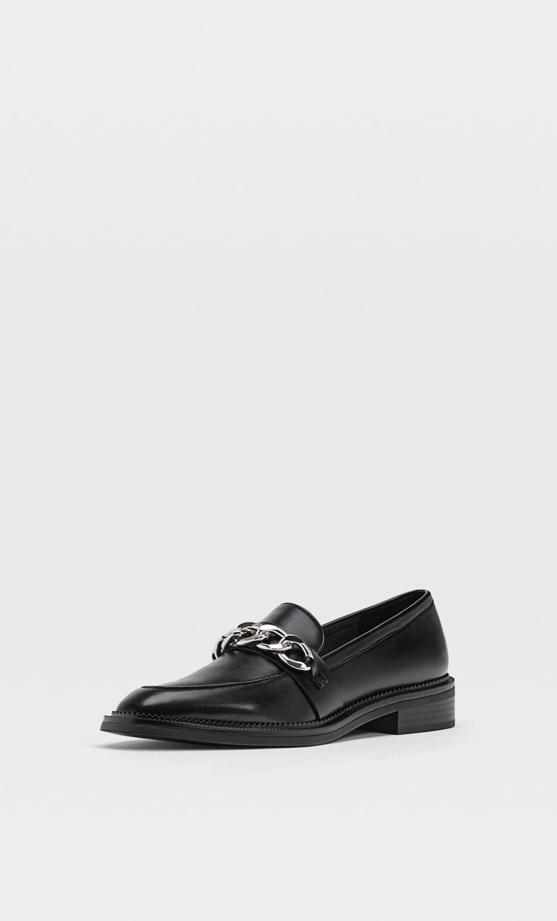 Estos son los mocasines con cadena inspirados en Gucci que vende Stradivarius