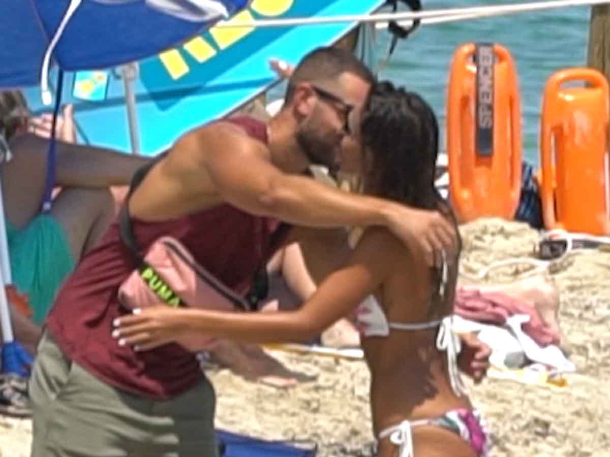 Lara &Aacute;lvarez y Adri&aacute;n Torres durante una escapada a Formentera / GTRES