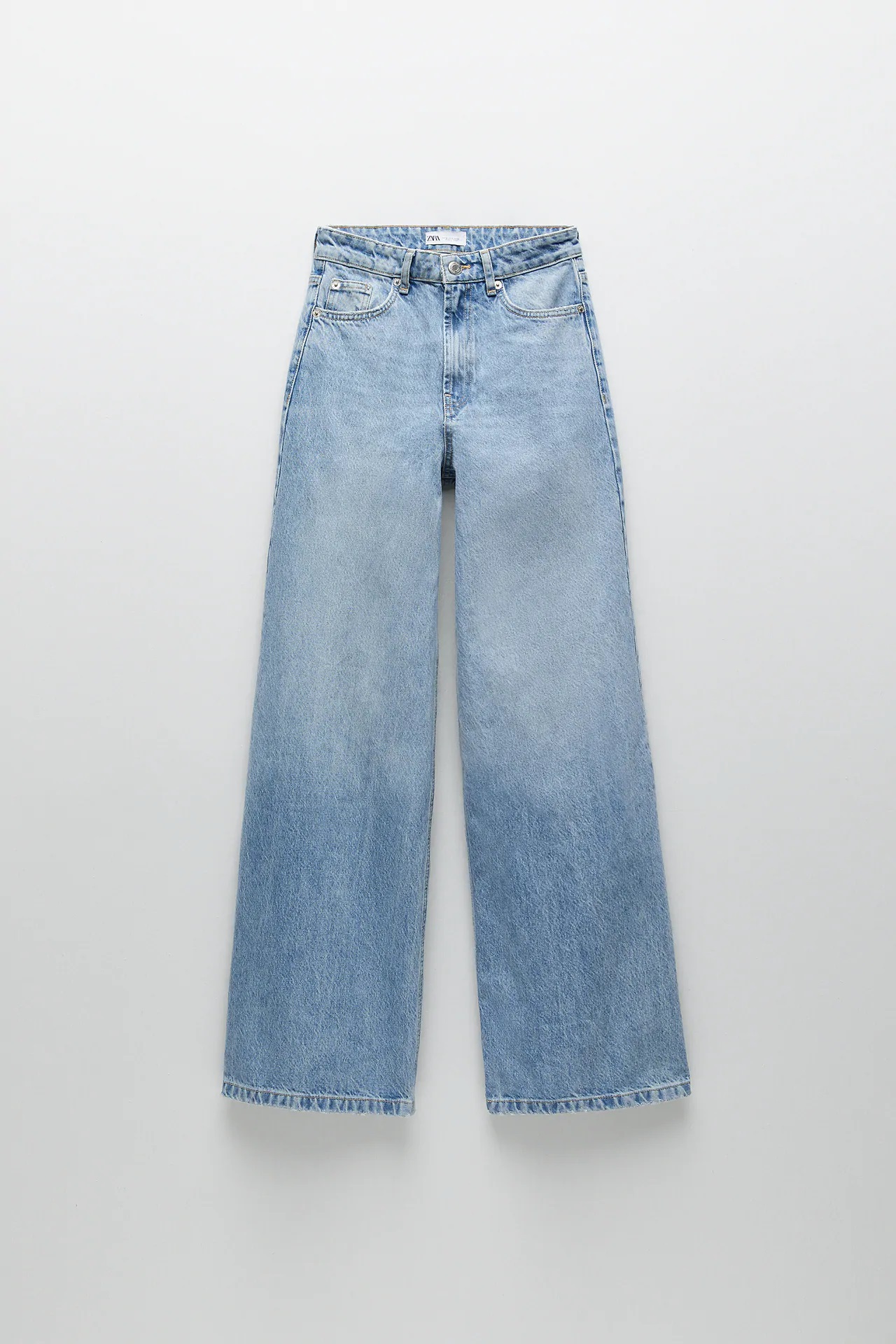 Amelia Bono nos ense&ntilde;a a combinar unos pantalones altos de cintura de Zara