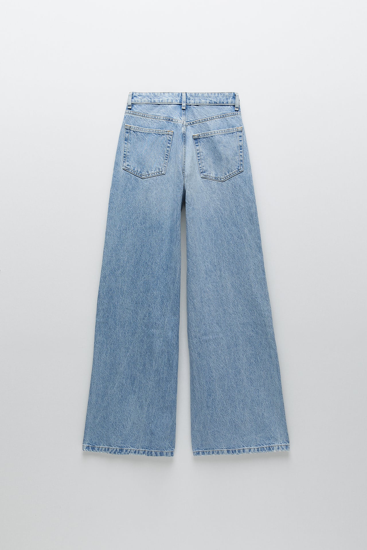 Amelia Bono nos ense&ntilde;a a combinar unos pantalones altos de cintura de Zara