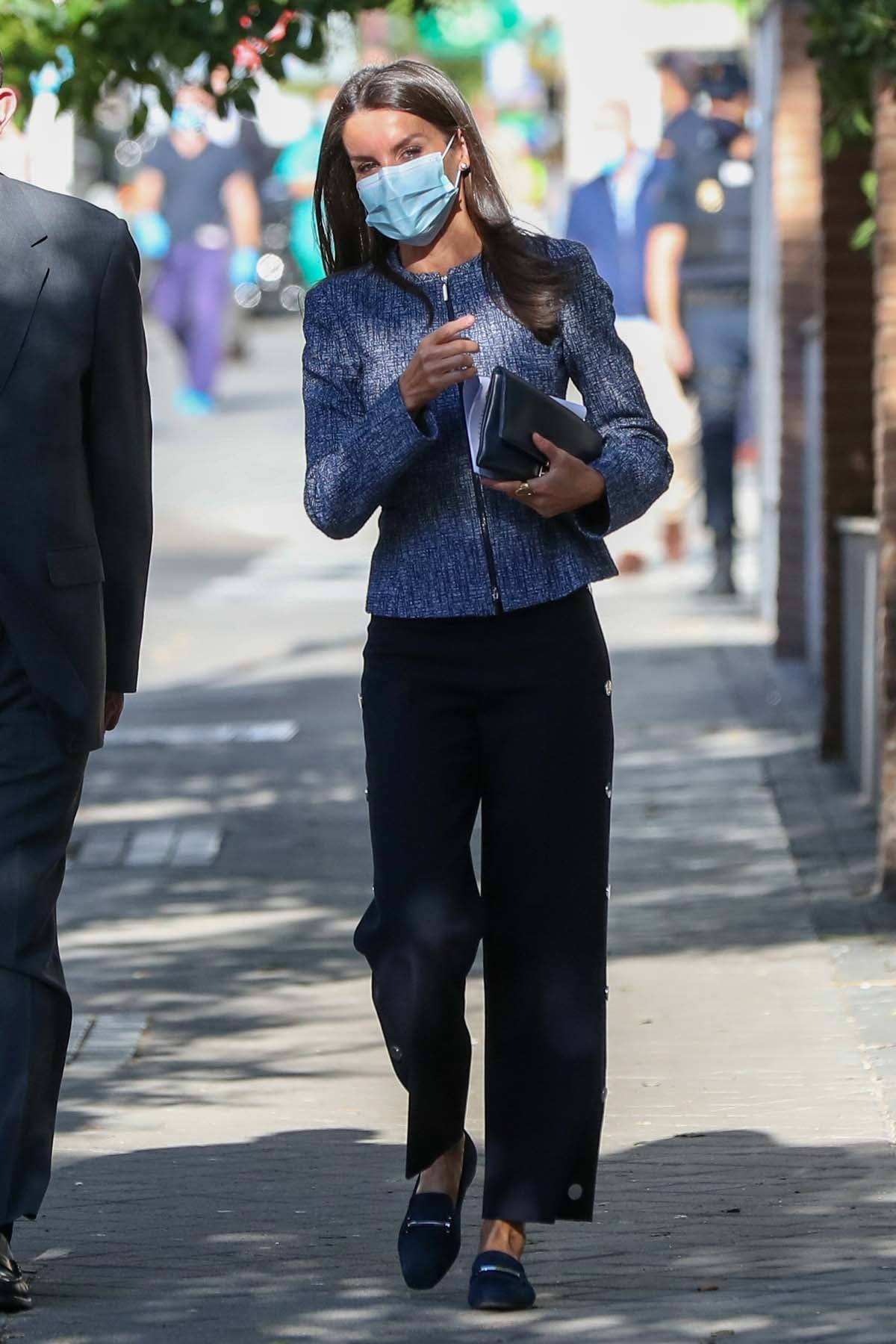 Para su vuelta al trabajo, do&ntilde;a Letizia ha elegido un total look de Hugo Boss de lo m&aacute;s sobrio / GTRES