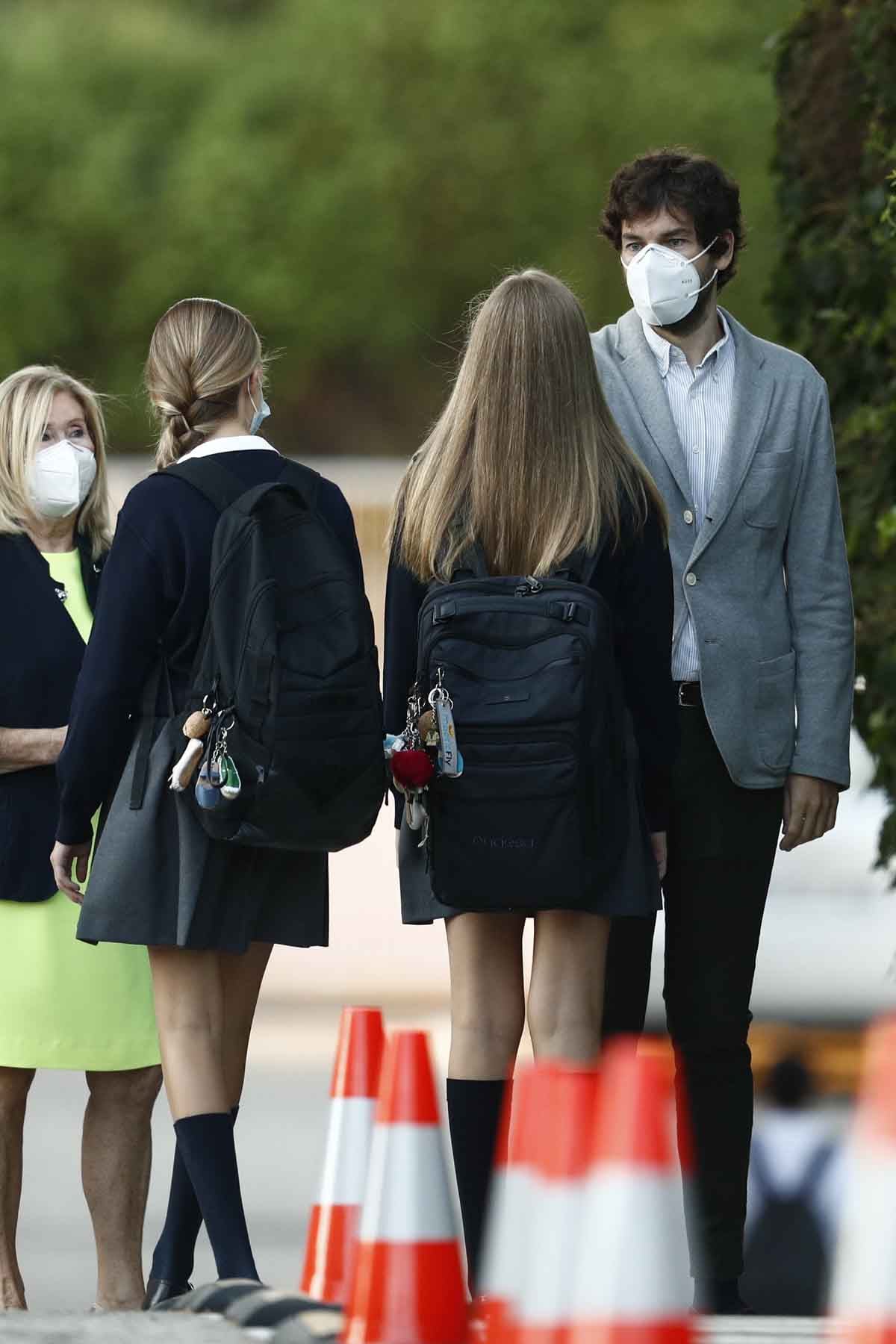 La infanta Sof&iacute;a y la princesa Leonor esperando a que les tomen la temperatura antes de entrar a su colegio, Santa Mar&iacute;a de los Rosales / GTRES