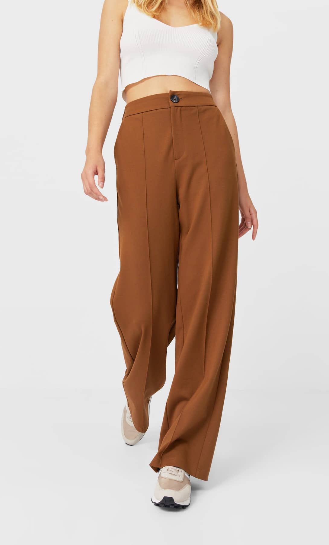 Este es el pantal&oacute;n de Stradivarius que alarga las piernas perfecto para volver a la oficina