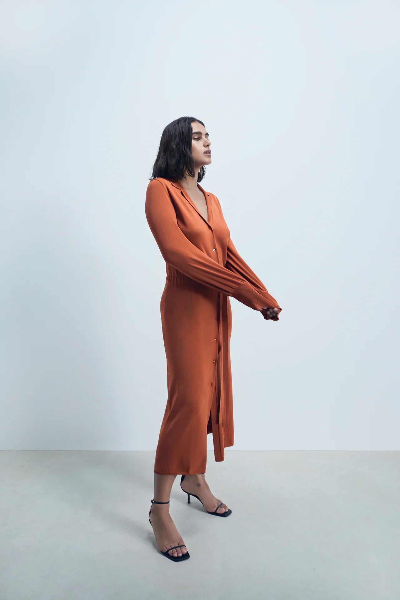 Este es el vestido camisero de Zara que sirve como chaqueta, un 2 en 1 perfecto para el oto&ntilde;o