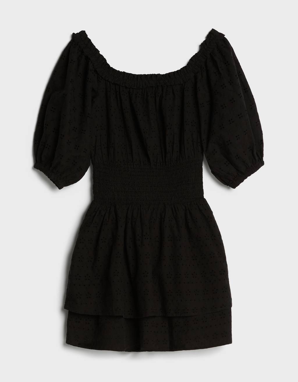 Paula Echevarr&iacute;a triunfa con un vestido negro de Bershka que puedes casi tener