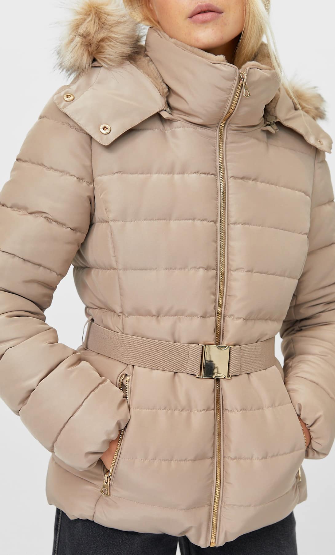Bershka vs Stradivarius: Estos son los dos plumíferos o chaquetas low cost más buscadas