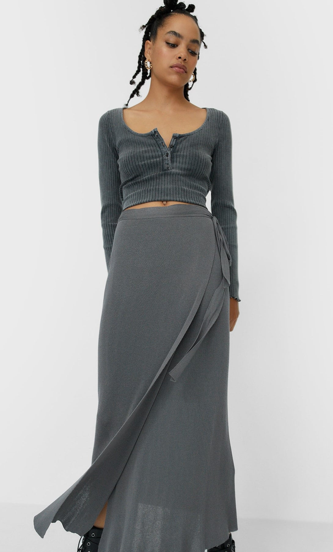 Stradivarius tiene la falda pareo midi que mejor queda y combina con todo