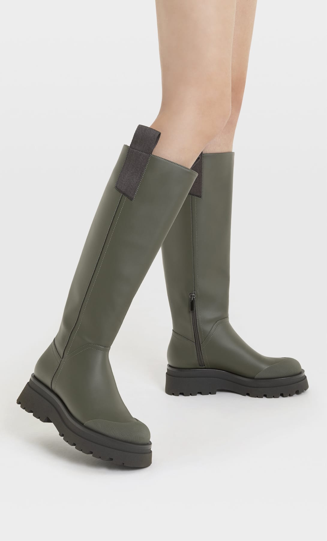 La alternativa al éxito de ventas de Zara, las botas de agua de Stradivarius con descuento