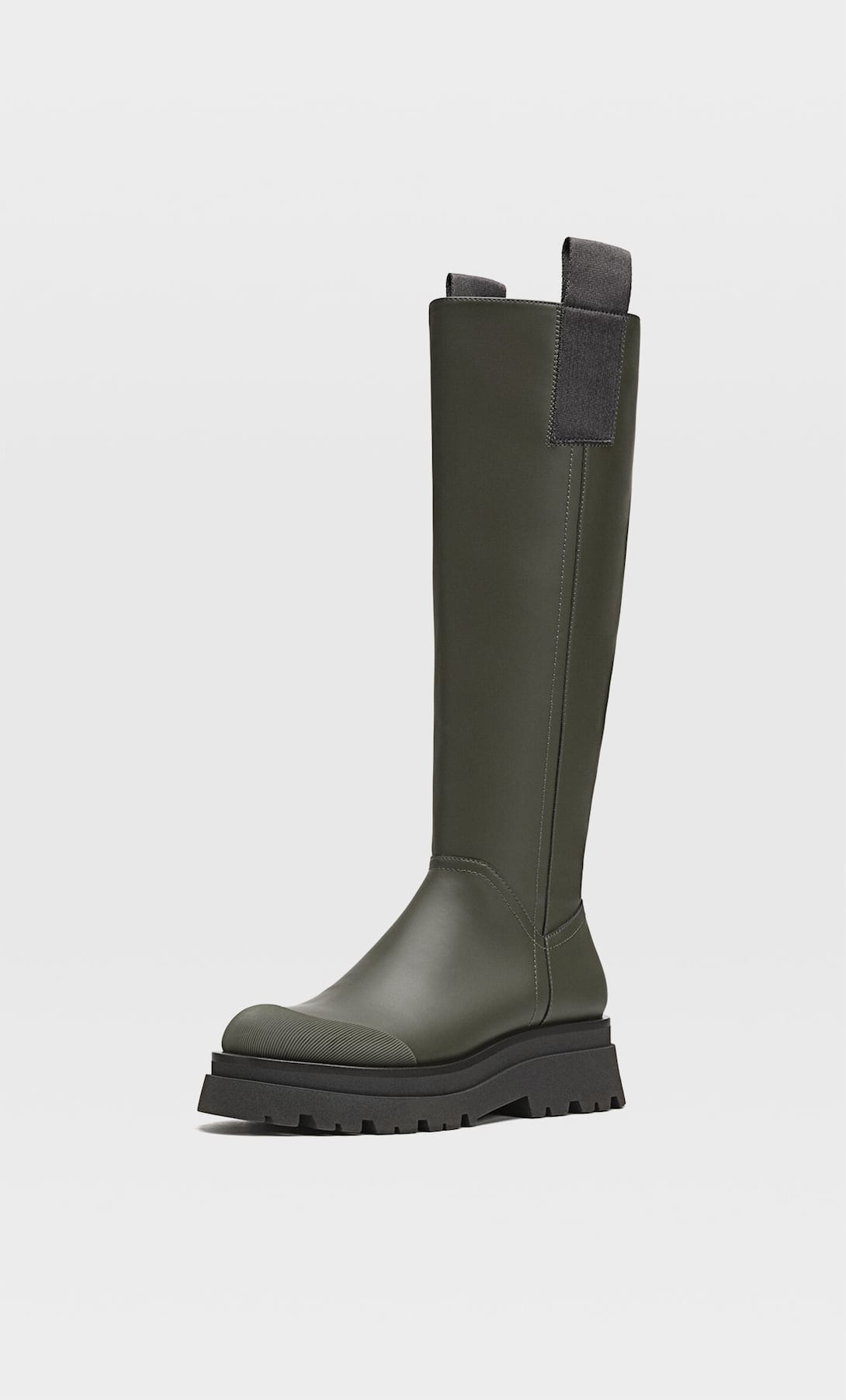 La alternativa al éxito de ventas de Zara, las botas de agua de Stradivarius con descuento