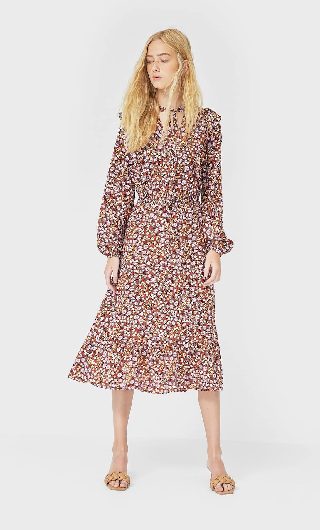 Stradivarius vende el vestido midi boho que más triunfa este otoño por menos de 30 euros